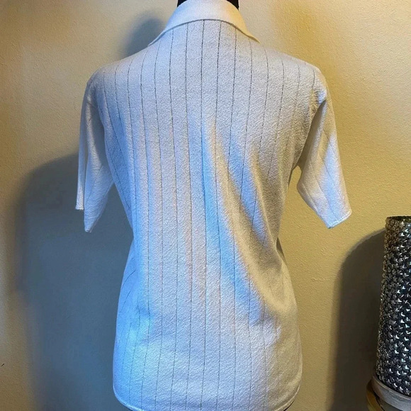 Simple white blouse - Picture 2 of 4